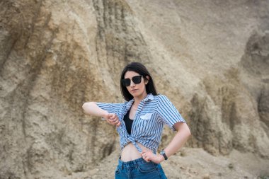Kanyondaki kum duvarının yanında güzel bir kadının portresi.