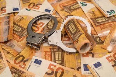 Kelepçe ve euro banknotları. yolsuzluk ve rüşvet kavramı