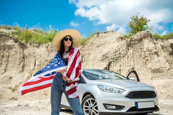 Moderne Fotosession Hübsche Frau Mit Flagge Der Nähe Von Auto — Stockfoto