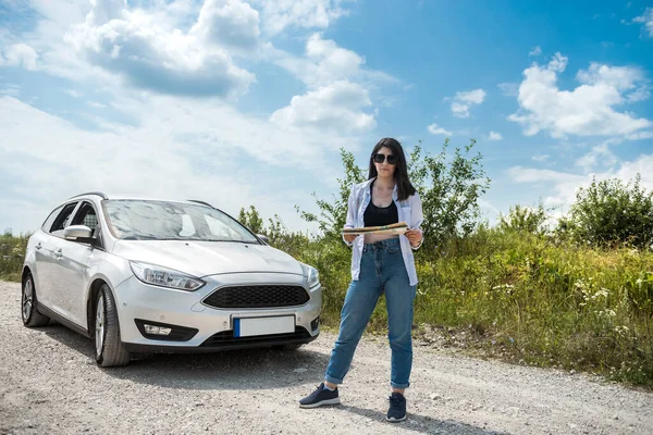 Eine Junge Hübsche Dame Steht Neben Ihrem Auto Und Sucht — Stockfoto