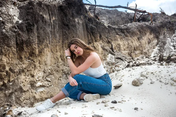 Slanke Jonge Mooie Vrouw Ontspannen Natuur Tegen Achtergrond Van Woestijn — Stockfoto