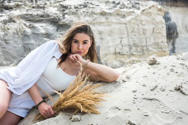 Neuvěřitelně Hezká Mladá Dívka Ležící Bílém Písku Opalování Těší Volný — Stock fotografie