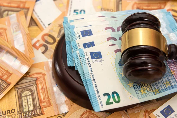 Деревянный Молоток Судьи Банкнотах Евро Концепция Европейского Союза — стоковое фото