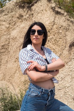 Kanyondaki kum duvarının yanında güzel bir kadının portresi.