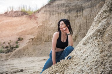 Kanyondaki kum duvarının yanında güzel bir kadının portresi.