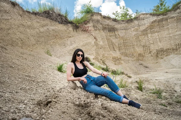 Kaukasisches Weibliches Model Posiert Sandsteinbruch Mit Blauem Himmel Sommer Sonniger — Stockfoto