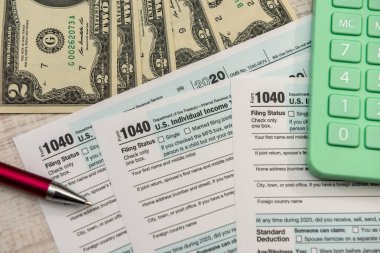 1040 bireysel vergi formlu ofis işyeri, bize para, hesap makinesi ve kalem