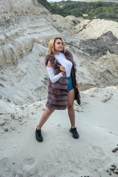 Vrij Gelukkig Slanke Vrouw Bont Jas Het Zand Rotsen Natuur — Stockfoto