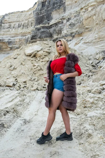 砂の山の中の若いファッションの女性のポジション 暖かい秋の晴れた日を楽しむ — ストック写真