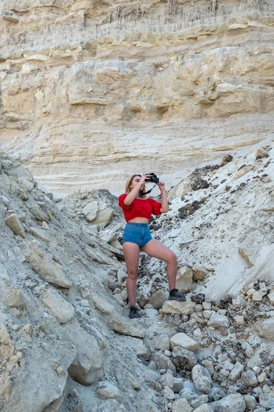 Mujer Joven Está Tomando Cañón Fotos Rocas Arena Concepto Viaje — Foto de Stock