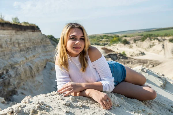 Joven Mujer Descalza Acostada Sobre Arena Blanca Desierto Cantera Perfecta —  Fotos de Stock