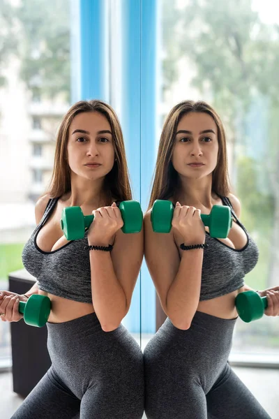 Jovem Magro Mulher Trabalhando Fora Com Haltere Enquanto Frente Janela — Fotografia de Stock