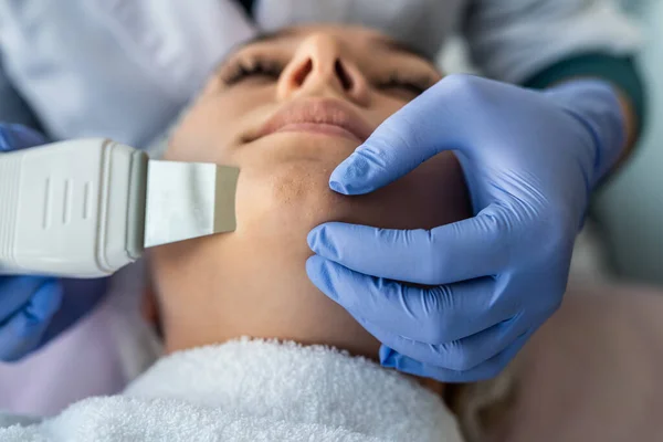 Médico Femenino Que Utiliza Dispositivo Para Ultrasonido Facial Haciendo Procedimiento —  Fotos de Stock