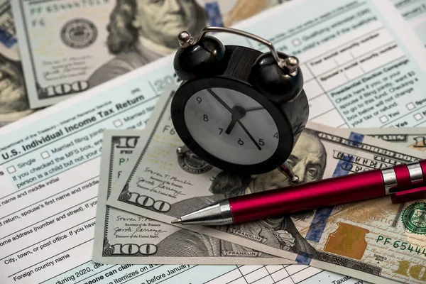 Vergi Saat Kalemi Dolar Banknotlarıyla 1040 Formunda Vergilendirme — Stok fotoğraf