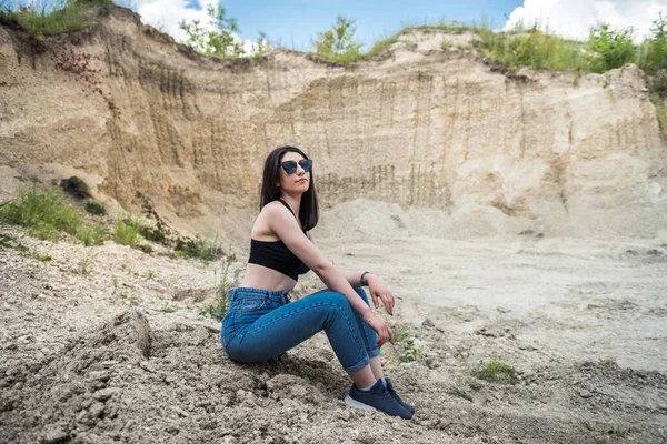 Frau Posiert Vor Dem Hintergrund Von Sandbergen Sommerlichem Lebensstil Schönheit — Stockfoto