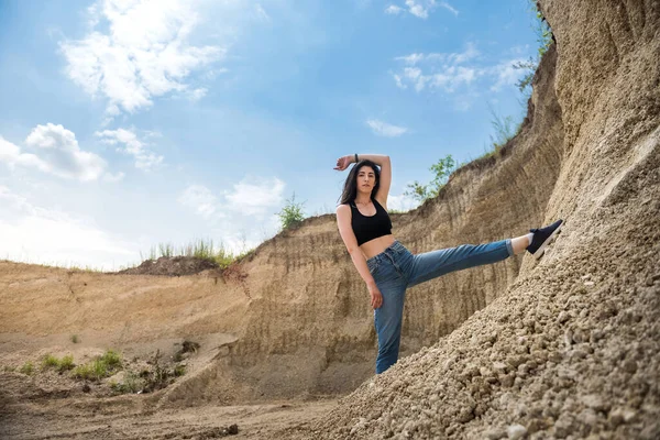 Junge Frau Macht Leichte Übungen Einem Sandsteinbruch Yoga Entspannung Der — Stockfoto