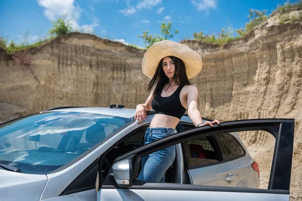 Hübsches Junges Mädchen Posiert Sommerurlaub Einem Sandsteinbruch Neben Dem Auto — Stockfoto