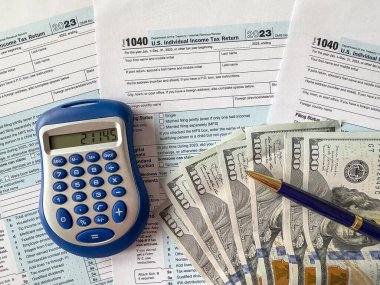 Boş Vergi İade Formu 1040 ve Kalem Doları. Vergi ödeme zamanı.