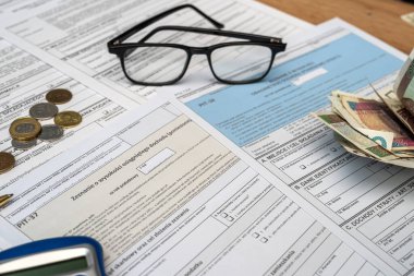 PIT 36 37 38 11. Hesap makineli pln zloty para fatura ile muhasebeci formu. CIT ve KDV vergi formları 