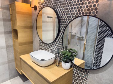 Modern seramik lavabo lavabosunun içi muslukla dolu. Cilt bakımı kavramı, vücut bakım ürünü 