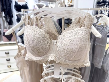 İç çamaşırı mağazasında asılı beyaz sutyenler. Satış konsepti. Kadın modası. 