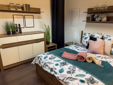 Şık bir yatak odası ve iç dekorasyonu olan büyük, rahat bir kral yatağı. Modern otel odası