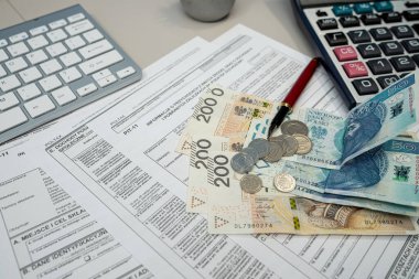 Polonyalı vergi formlarını PIT-11 'le doldurmak. Masaya kalem parasıyla dolma kalemler, vergi kağıtları. Muhasebe kavramı