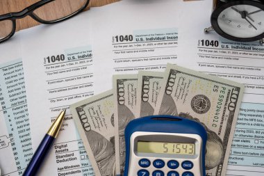 Vergi formları, hesap makinesi, masa başında dolarlar. Yukarıdan bak. Vergi zamanı.