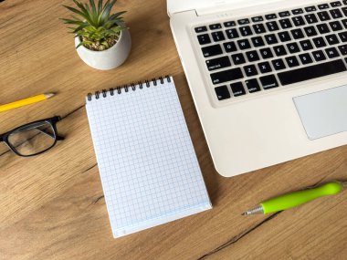 Çalışma alanı boş klip tahtası, dizüstü bilgisayar kalem ofis malzemeleri. Üst görünümü kopyalama alanı a