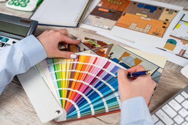 Ofiste robot resim çizimi planı ve renk paletiyle kadın el yapımı projesi. Mimar konsepti