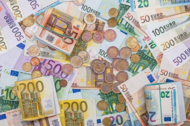 10, 20, 50 ve 100 kağıt para ile Euro bozuk para senti, üst görünüm. Yatırım işi zenginleştirme kavramı