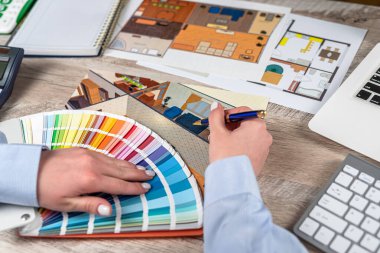 Tasarımcı kadın tasarımcı planlar, renk seti örnekleri, dekorasyon ve yenileme ile birlikte. Daire çizimi