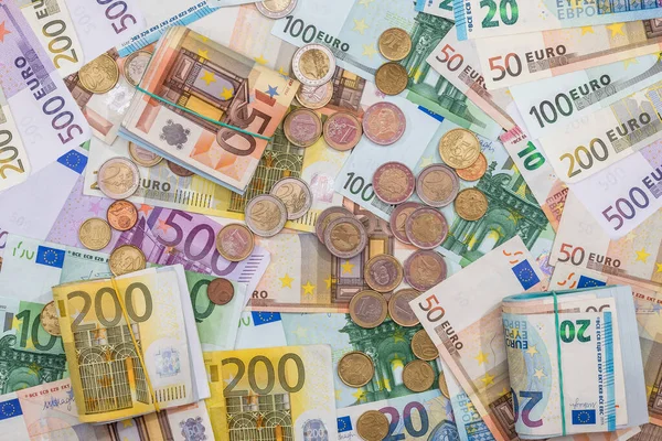 10, 20, 50 ve 100 kağıt para ile Euro bozuk para senti, üst görünüm. Yatırım işi zenginleştirme kavramı