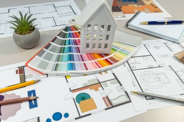 ev modeli ev modeliyle toplantı masasına yerleştirildi, iç tasarım renk paleti kalem not defteri kullanılarak yapıldı