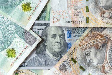 100 Amerikan Doları banknotları. Takas için etrafı Polonya zlotisi ile çevrili. Yatırım kavramı