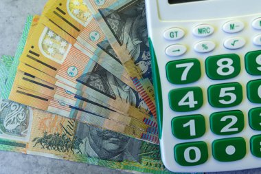 Avustralya dolarları, hesap makinesi, finansal ve yatırım konseptleriyle yüklü. Kazandım.