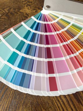 Tasarım için kağıt örneklerinin palet kataloğunu kapat. Renk örnekleri kitabı