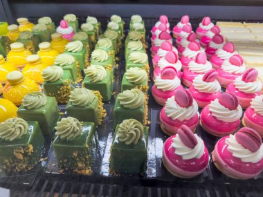 Dükkan vitrinindeki farklı taze tatlıların manzarası. Fırın kavramı