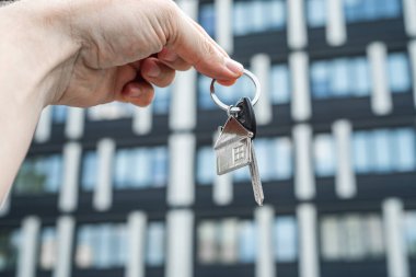 İlk Ev Satın Alma: Genç Aile Yeni Apartman Anahtarları Aldı