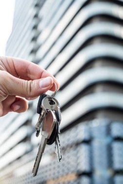 İş Kontratı: Ofis Binasının Önünde El Tutma Anahtarları