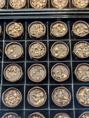 Şekerci dükkanında el yapımı çikolatalı tatlı.