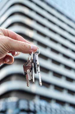 Modern Bina Arkaplanı Olan Yeni Apartman Anahtarları