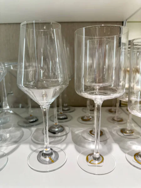 Satılık bir mağazada zarif farklı şarap ve şampanya kadehleri. Alışveriş konsepti