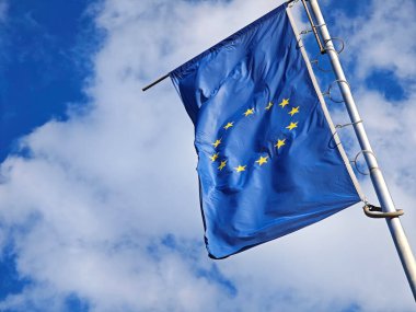 Avrupa 'nın Kalbinde Büyük Umutlar ve Birlik Bayrağı Dalgalanıyor Avrupa Birliği bayrağının yakın planında Parlak bir gökyüzünün altında gururla dalgalanan