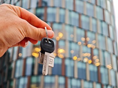 Ev anahtarının ve anahtarlığın yakın plan çekimi, ev sahipliği kavramı.