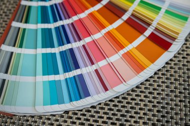 İç veya grafik tasarım fikirleri için ideal desenli örgü üzerindeki renk yelpaze destesi