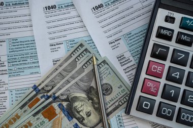 2025 yıllık gelir bildirimi için nakit, kalem ve hesap makineli ABD vergi iade formları