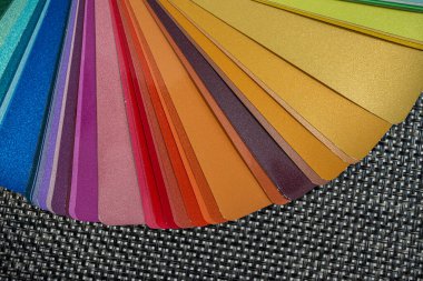 Modern tasarım kavramları için kumaş dokusu arka planında nötr ve yeşil renk örnekleri