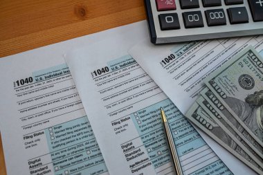 Kişisel veya ticari finans yönetimi için para birimi ve hesap makineli ABD vergi belgeleri