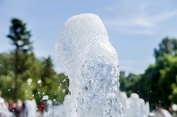 滴下する水の噴水 — ストック写真